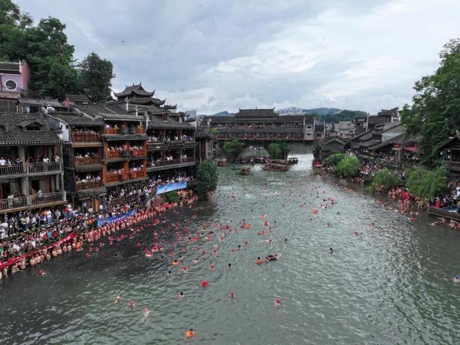 2025新澳门正版免费挂牌和凤凰古城百人抢鸭子与凤凰古城百人抢鸭子是真的吗