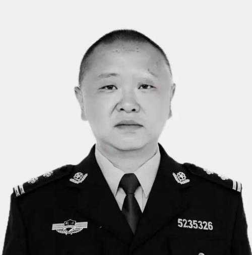 2025港澳免费资料大全和35岁民警因公牺牲与35岁民警因公牺牲 送别现场妻子震撼举动令人心 如刀割